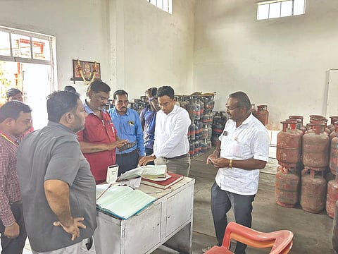 ಇಳಕಲ್ಲದ ಗ್ಯಾಸ್ ಸಿಲಿಂಡರ್ ಗೋಡಾನ್‌ಗೆ ತಾಲೂಕು ದಂಡಾಧಿಕಾರಿ ಅಮರೇಶ ಪಮ್ಮಾರ ಭೇಟಿ ನೀಡಿ ಪರಿಶೀಲನೆ ನಡೆಸಿದರು. ಆಹಾರ ಇಲಾಖೆ ಅಕಾರಿ ಎಸ್.ಎಂ. ಬಡ್ಡಿ, ಕಂದಾಯ ನಿರೀಕ್ಷಕ ನಾಸೀರ ಬೋರಗಿ, ಕಂದಾಯ ಇಲಾಖೆ ಅಕಾರಿ ಮಹಾಂತೇಶ ಕಲ್ಮಠ ಉಪಸ್ಥಿತರಿದ್ದರು.