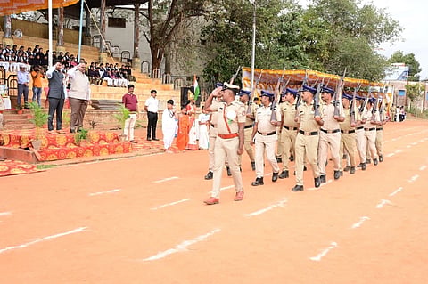 ಗುಂಡ್ಲುಪೇಟೆ ಪಟ್ಟಣದ ಡಿ.ದೇವರಾಜ ಅರಸು ಕ್ರೀಡಾಂಗಣದಲ್ಲಿ ಗಣರಾಜ್ಯೋತ್ಸವ ಕಾರ್ಯಕ್ರಮದಲ್ಲಿ ಗಣೇಶ್ ಪ್ರಸಾದ್ ಪೊಲೀಸರಿಂದ ಗೌರವ ವಂದನೆ ಸ್ವೀಕರಿಸಿದರು.