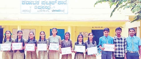 ತಿಪ್ಪಸಂದ್ರದ ಕರ್ನಾಟಕ ಪಬ್ಲಿಕ್ ಶಾಲೆಯಲ್ಲಿ ವಿದ್ಯಾರ್ಥಿಗಳು Student Parliament ಶಾಲಾ ಸಂಸತ್‌ಗೆ ಆಯ್ಕೆಯಾಗಿ ಪ್ರಮಾಣವಚನ ಸ್ವೀಕರಿಸಿದರು.ಗೋಪಾಲ್,ನಾಗರಾಜು, ರಘು, ಪಂಕಜ, ನೇತ್ರಾವತಿ ಇತರರು ಇದ್ದರು. 