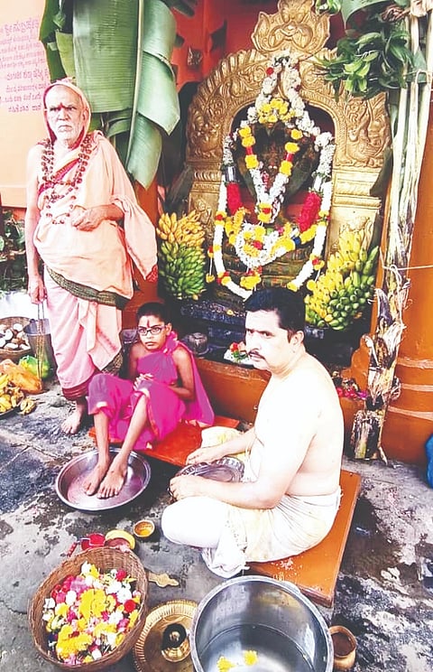 ಕಂಪ್ಲಿ ವೆಂಕಟರಮಣ ದೇವಸ್ಥಾನದ ಆವರಣದಲ್ಲಿ ಚಂಪಾ ಷಷ್ಠಿ ನಿಮಿತ್ತ ಶ್ರೀ ಮನ್ನಾರಾಯಣಾಶ್ರಮದ ಪರಮಹಂಸ ನಾರಾಯಣ ವಿದ್ಯಾಭಾರತಿ ಸ್ವಾಮೀಜಿ ಆಶೀರ್ವಚನ ನೀಡಿದರು. 