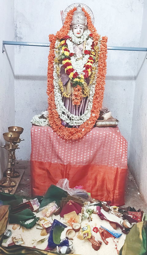 ಕಂಪ್ಲಿಯಲ್ಲಿ ಶ್ರೀ ಕನ್ಯಕಾಪರಮೇಶ್ವರಿ ಮೂರ್ತಿಯನ್ನು ಪ್ರತಿಮೆಯನ್ನು ಪುಷ್ಪಗಳಿಂದ ಅಲಂಕರಿಸಲಾಗಿತ್ತು.