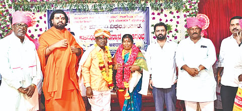 ಮಾಶಾಳದ ಶ್ರೀ ಚೌಡೇಶ್ವರಿ ಮಂಗಲ ಕಾರ್ಯದಲ್ಲಿ ಬುಧವಾರ ಹಮ್ಮಿಕೊಂಡ ಸಮಾರಂಭದಲ್ಲಿ ಸೇವಾ ನಿವೃತ್ತ ಶಿಕ್ಷಕ ಮಾರುತಿ ಸುತಾರ ದಂಪತಿಯನ್ನು ಸತ್ಕರಿಸಲಾಯಿತು. ಶ್ರೀ ನಿರಂಜನ ಪ್ರಣವ ಸ್ವಾಮೀಜಿ, ನಿತೀನ್​ ಗುತ್ತೇದಾರ್​, ಲಕ್ಷ$್ಮಣ ಝಳಕಿ, ವಿಶ್ವನಾಥ ರೇವೂರ, ಚಂದ್ರಶೇಖರ ಬರಗಾಲೆ, ಬಾಬಾಸಾಹೇಬ್​ ಆಲೂರ ಇದ್ದರು