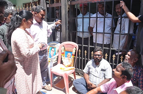 ಇ-ಆಸ್ತಿ ವಿತರಣೆ ವಿಳಂಬ ಧೋರಣೆ ಖಂಡಿಸಿ ನಗರಸಭೆ ಕಚೇರಿ ಮುಂಭಾಗ ನಗರಸಭೆ ಮಾಜಿ ನಾಮ ನಿರ್ದೇಶಿತ ಸದಸ್ಯ ಮಧುಚಂದ್ರ ಗುರುವಾರ ಅಮರಣಾಂತ ಉಪವಾಸ ಸತ್ಯಾಗ್ರಹ ಕೈಗೊಂಡಿರುವ ಸ್ಥಳಕ್ಕೆ ನಗರಸಭೆ ಪೌರಾಯುಕ್ತೆ ರುದ್ರಮ್ಮ ಶರಣಯ್ಯ ಅವರು ಭೇಟಿ ನೀಡಿ ಸಮಸ್ಯೆ ಆಲಿಸಿದರು.