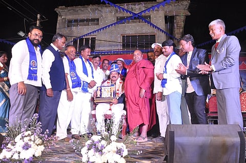  ಮುಳ್ಳೂರು ಗ್ರಾಮದಲ್ಲಿ ಆಯೋಜಿಸಿದ್ದ ಸಮಾರಂಭದಲ್ಲಿ ಎಚ್.ಕೆ ಮಹಾನಂದ ಅವರನ್ನು ಸನ್ಮಾನಿಸಿಲಾಯಿತು. ಎಚ್.ಸಿ ಮಹದೇವಪ್ಪ,  ಎ.ಆರ್.ಕೃಷ್ಣಮೂರ್ತಿ, ಬಂತೆ ಭೋಧಿರತ್ನ, ಶಶಿಧರ್, ಎಚ್.ಕೆ ಮಹಾನಂದ್ ಇತರರು ಇದ್ದರು.