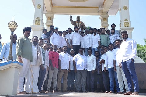 ಹನೂರು ಹಾಗೂ ಕೊಳ್ಳೇಗಾಲ ತಾಲೂಕಿನ ಬಾಬು ಜಗಜೀವನರಾಮ್ ಒಕ್ಕೂಟದ ಸಂಘದ ಪದಾಧಿಕಾರಿಗಳು ಪಟ್ಟಣದ ಡಾ.ಬಿ.ಆರ್.ಅಂಬೇಡ್ಕರ ಪ್ರತಿಮೆಗೆ ಮಾಲಾರ್ಪಣೆ ಮಾಡಿದರು. 