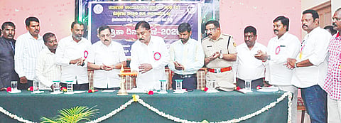 ಕೊಳ್ಳೇಗಾಲ ತಾಲೂಕು ಪಂಚಾಯಿತಿ ಸಭಾಂಗಣದಲ್ಲಿ ಭಾನುವಾರ ಕರ್ನಾಟಕ ಕಾರ್ಯನಿರತ ಪತ್ರಕರ್ತರ ಸಂಘ ಕೊಳ್ಳೇಗಾಲ ತಾಲೂಕು ಘಟಕ ವತಿಯಿಂದ ಆಯೋಜಿಸಿದ್ದ ಪತ್ರಿಕಾ ದಿನಾಚರಣೆ-2026 ಸಮಾರಂಭಕ್ಕೆ ಶಾಸಕ ಎ.ಆರ್.ಕೃಷ್ಣಮೂರ್ತಿ ಚಾಲನೆ ನೀಡಿದರು. ಆರ್.ನರೇಂದ್ರ, ಜೆ.ಮೋಹನ್, ಬಸವ ರಾಜು, ಕುಮಾರ್, ಸಿದ್ದಲಿಂಗಸ್ವಾಮಿ ಇತರರು ಇದ್ದಾರೆ.