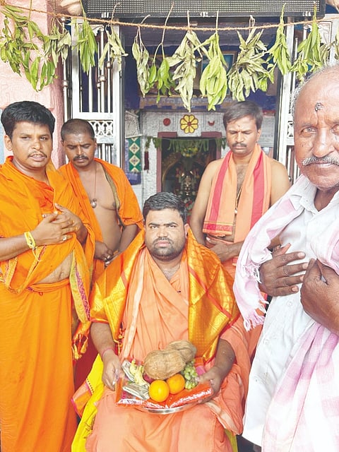 ಕಾನಹೊಸಹಳ್ಳಿ ಸಮೀಪದ ಹುಡೇಂ ಗ್ರಾಮದಲ್ಲಿ ಈಶ್ವರ ದೇವಸ್ಥಾನದ ಗರುಡಗಂಬ ಪ್ರತಿಷ್ಠಾಪನೆ ಕಾರ್ಯಕ್ರಮದಲ್ಲಿ ಕೂಡ್ಲಿಗಿ ಹಿರೇಮಠದ ಪ್ರಶಾಂತಸಾಗರ ಶಿವಾಚಾರ್ಯ ಸ್ವಾಮೀಜಿ ಅವರನ್ನು ಗೌರವಿಸಲಾಯಿತು.