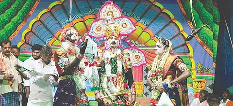 ಕಾನಹೊಸಹಳ್ಳಿ ಸಮೀಪ ಟಿ.ಕಲ್ಲಹಳ್ಳಿ ಗ್ರಾಮದಲ್ಲಿ ಆಯೋಜಿಸಿದ್ದ ಅಭಿಮನ್ಯು ಕಾಳಗ ಬಯಲಾಟದ ದೃಶ್ಯ.