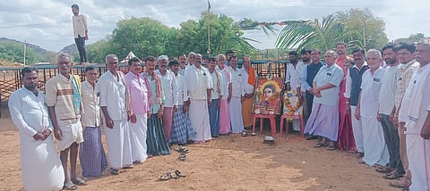 ಗುಡೇಕೋಟೆಯಲ್ಲಿ ನಡೆಯುವ ಒನಕೆ ಓಬವ್ವ ಉತ್ಸವದ ವೇದಿಕೆ ನಿರ್ಮಾಣಕ್ಕೆ ಶಾಸಕ ಡಾ.ಎನ್.ಟಿ.ಶ್ರೀನಿವಾಸ್ ಭೂಮಿಪೂಜೆ ನೆರವೇರಿಸಿದರು.