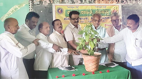 ಕಾನಮಡುಗು ಕಾಲೇಜಿನಲ್ಲಿ ದತ್ತಿ ಉಪನ್ಯಾಸ ಕಾರ್ಯಕ್ರಮವನ್ನು ಹಿರಿಯ ವಿದ್ವಾಂಸ ಡಾ. ಎ. ವೃಷಭೇಂದ್ರಾಚಾರ್ ಉದ್ಘಾಟಿಸಿದರು. ಪ್ರಮುಖರಾದ ಎನ್.ಎಂ. ರವಿಕುಮಾರ್, ಹೊಸತಿ ತಿಪ್ಪೇಸ್ವಾಮಿ, ಎಲ್.ಪಿ. ಸುಭಾಷ್‌ಚಂದ್ರ, ಡಾ. ಎ. ಕರಿಬಸಪ್ಪ ಇದ್ದರು.