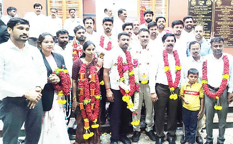 ಕನಕಪುರ ತಾಲೂಕು ವಕೀಲರ ಸಂಘದ ನೂತನ ಅಧ್ಯಕ್ಷರಾಗಿ ಸಿ.ಎಂ.ಜಗದೀಶ್, ಉಪಾಧ್ಯಕ್ಷರಾಗಿ ಮಹೇಶ್, ಕಾರ್ಯದರ್ಶಿಯಾಗಿ ಕೆ.ಎನ್.ಮಂಜುನಾಥ್ ಚುನಾಯಿತರಾದರು. ಹಲವು ಸದಸ್ಯರು ಹೂಗುಚ್ಚ ನೀಡಿ ಅಭಿನಂದಿಸಿದರು. 