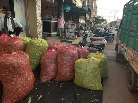 ಚಿತ್ರ ೨೬ ಕೆ.ಎಲ್.ಆರ್. ೦೧ : ಶ್ರೀನಿವಾಸಪುರ ಮಾರುಕಟ್ಟೆಯಲ್ಲಿ ಅವರೇಕಾಯಿ ನಡೆಯುತ್ತಿರುವುದು.  ಚಿತ್ರ ೨೬ ಕೆ.ಎಲ್.ಆರ್. ೦೧ಎ : ವ್ಯಾಪಾರಸ್ಥರು ಅವರೇಕಾಯಿಯನ್ನು ಚಿಲ್ಲರೆಯಾಗಿ ವ್ಯಾಪಾರ ಮಾಡುತ್ತಿರುವುದು. 