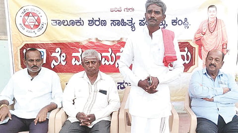 ಕಂಪ್ಲಿ ತಾಲೂಕು ಶರಣ ಸಾಹಿತ್ಯ ಪರಿಷತ್‌ನಿಂದ 193ನೇ ಮಹಾಮನೆ ಕಾರ್ಯಕ್ರಮದಲ್ಲಿ ಹೊಸ ಯಲ್ಲಾಪುರದ ಸೇವಾಕರ್ತ ಬಾಬುಸ್ವಾಮಿ ಮಾತನಾಡಿದರು. ಪ್ರಮುಖರಾದ ಜಿ.ಪ್ರಕಾಶ್, ಮಡಿವಾಳ ಹುಲುಗಪ್ಪ, ಎಲಿಗಾರ ವೆಂಕಟರೆಡ್ಡಿ ಇದ್ದರು.