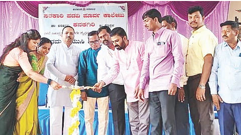 ಕನಕಗಿರಿಯ ಕೆಪಿಎಸ್ (ಕಾಲೇಜು ವಿಭಾಗ)ದಲ್ಲಿ ಪ್ರಥಮ ಪಿಯುಸಿ ವಿದ್ಯಾರ್ಥಿಗಳ ಸ್ವಾಗತ ಕಾರ್ಯಕ್ರಮ ಹಾಗೂ ಕ್ರೀಡೆ, ಶೈಕ್ಷಣಿಕ ಮತ್ತು ಸಾಂಸ್ಕೃತಿಕ ಕಾರ್ಯಕ್ರಮವನ್ನು ಸರ್ಕಾರಿ ಪದವಿ ಪೂರ್ವ ಕಾಲೇಜುಗಳ ಉಪನ್ಯಾಸಕರ ಸಂಘದ ಜಿಲ್ಲಾಧ್ಯಕ್ಷ ಸೋಮಶೇಖರಗೌಡ ಉದ್ಘಾಟಿಸಿದರು. ಉಪನ್ಯಾಸಕ ಶಿವಪುತ್ರಪ್ಪ ಗಳಪೂಜಿ, ಅತಿಥಿ ಉಪನ್ಯಾಸಕರಾದ ಹನುಮೇಶ ಗೌಡ್ರ, ಶಿವಶರಣಪ್ಪ ಗದ್ದಿ ಇತರರಿದ್ದರು.