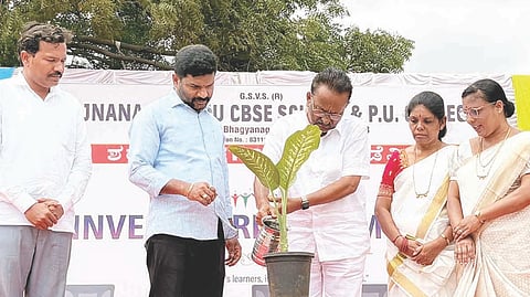 ಭಾಗ್ಯನಗರದ ಜ್ಞಾನ ಬಂಧು ಶಾಲೆಯಲ್ಲಿ ಆಯೋಜಿಸಿದ್ದ ವಿದ್ಯಾರ್ಥಿ ನಾಯಕರ ಪದಗ್ರಹಣ ಕಾರ್ಯಕ್ರಮವನ್ನು ಜ್ಞಾನ ಬಂಧು ಶಿಕ್ಷಣ ಸಂಸ್ಥೆ ಅಧ್ಯಕ್ಷ ದಾನಪ್ಪ ಕವಲೂರು ಉದ್ಘಾಟಿಸಿದರು. ಪಪಂ ಸದಸ್ಯೆ ಪಾಲಾಕ್ಷಮ್ಮ ಕವಲೂರು, ಪ್ರಾಚಾರ್ಯ ಜೆ.ರವೀಂದ್ರ, ಮುಖ್ಯಶಿಕ್ಷಕಿ ಎಸ್.ಎಸ್.ಜ್ಯೋತಿ ಇದ್ದರು.