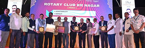 ಮೈಸೂರಿನಲ್ಲಿ ಆಯೋಜಿಸಿದ್ದ ಸಮಾರಂಭದಲ್ಲಿ ರೋಟರಿ ಕ್ಲಬ್ ಆಫ್ ಕೃಷ್ಣರಾಜನಗರ ತಂಡಕ್ಕೆ ಪ್ರತಿಷ್ಠಿತ ಗ್ಲೋಬಲ್ ಎಕ್ಸಲೆನ್ಸ್ ಅವಾರ್ಡ್ ಪ್ರದಾನ ಮಾಡಲಾಯಿತು. ರೋಟರಿ ಜಿಲ್ಲಾ ಪ್ರಾಂತಪಾಲ ರಾಮಕೃಷ್ಣ, ಸಹಾಯಕ  ಪ್ರಾಂತಪಾಲ ರಾಜೇಗೌಡ, ಕೆ.ಆರ್.ನಗರ ಕ್ಲಬ್ ಅಧ್ಯಕ್ಷ ಟಿ.ಎನ್.ದಯಾನಂದ, ಕಾರ್ಯದರ್ಶಿ ಕೆ.ಆರ್.ಪುರುಷೋತ್ತಮ ಇತರರು ಇದ್ದರು.