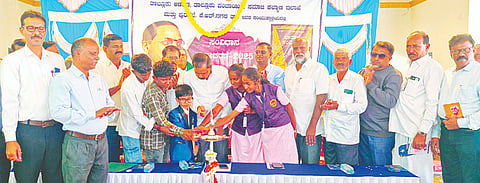  ಕೆ.ಆರ್.ನಗರದ ವಾಲ್ಮೀಕಿ ನಾಯಕರ ಸಮುದಾಯ ಭವನದಲ್ಲಿ ಆಯೋಜಿಸಿದ್ದ ಸಂವಿಧಾನ ದಿನ ಆಚರಣೆ ಕಾರ್ಯಕ್ರಮವನ್ನು ಶಾಸಕ ಡಿ.ರವಿಶಂಕರ್ ಉದ್ಘಾಟಿಸಿದರು. ತಹಸೀಲ್ದಾರ್ ಜಿ.ಸುರೇಂದ್ರಮೂರ್ತಿ, ಇಒ ಕುಲದೀಪ್, ಎಚ್.ಎಲ್.ಶಂಕರಮೂರ್ತಿ, ಎಂ.ಎಸ್.ಮಹದೇವ್, ಮಹೇಶ್, ಸೈಯದ್ ಜಾಬೀರ್, ಡಿ.ಶ್ರೀನಿವಾಸ್ ಇದ್ದರು.