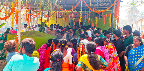 ಕೆ.ಆರ್.ನಗರ ತಾಲೂಕಿನ ಹೆಬ್ಬಾಳು ಗ್ರಾಮದದಲ್ಲಿ  ಹೆಬ್ಬಾಳಮ್ಮ(ಮಸಣಮ್ಮ) ದೇವಿಯ ಪೂಜಾ ಮಹೋತ್ಸವದಲ್ಲಿ ಕಂಡು ಬಂದ ಭಕ್ತರು.
