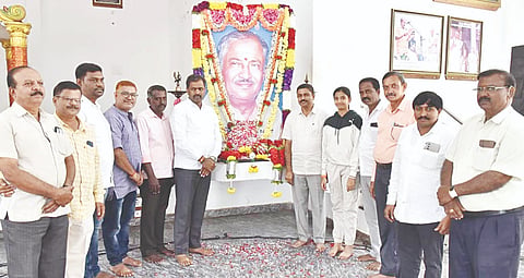 ಕೆ.ಆರ್.ನಗರದ ಎಚ್.ಡಿ.ದೇವೇಗೌಡ ಸಮುದಾಯ ಭವನದಲ್ಲಿ ಆಯೋಜಿಸಿದ್ದ ಮಾಜಿ ಸಚಿವ ದಿ.ಎಸ್.ನಂಜಪ್ಪ ಅವರ ಪುಣ್ಯಸ್ಮರಣೆ ಕಾರ್ಯಕ್ರಮದಲ್ಲಿ ಅವರ ಭಾವಚಿತ್ರಕ್ಕೆ ಡಿ.ರವಿಶಂಕರ್ ಪುಷ್ಪಾರ್ಚನೆ ಮಾಡಿದರು. ಕೆ.ಎನ್.ಬಸಂತ್, ಚಂದ್ರಕುಮಾರ್,ಹೆಬ್ಬಾಳು ವೇಣುಗೋಪಾಲ್, ಕೆ.ಎನ್.ಪ್ರಸನ್ನಕುಮಾರ್ ಇತರರಿದ್ದರು.