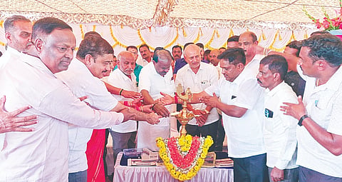 ಕೆ.ಆರ್.ನಗರ ತಾಲೂಕಿನ ಮಾರಗೌಡನಹಳ್ಳಿ ಗ್ರಾಮದಲ್ಲಿ ಎಪಿಎಂಸಿ ಮಾಜಿ ಸದಸ್ಯ ಬಂಡಹಳ್ಳಿ ಕುಚೇಲ ರವರ ಶ್ರೀ ವೀರಭದ್ರೇಶ್ವರ ಫ್ಯೂಯಲ್ಸ್‌ನ್ನು ಕೇಂದ್ರ ಬೃಹತ್ ಮತ್ತು ಉಕ್ಕು ಸಚಿವ ಎಚ್.ಡಿ.ಕುಮಾರಸ್ವಾಮಿ ಉದ್ಘಾಟಿಸಿದರು. ಮಾಜಿ ಸಚಿವ ಸಾ.ರಾ.ಮಹೇಶ್, ವಿಧಾನಪರಿಷತ್ ಸದಸ್ಯ ಸಿ.ಎನ್.ಮಂಜೇಗೌಡ, ಮಾಜಿ ಶಾಸಕರಾದ ಕೆ.ಮಹದೇವ್, ಅಶ್ವಿನ್ ಇನ್ನಿತರರು ಇದ್ದರು.