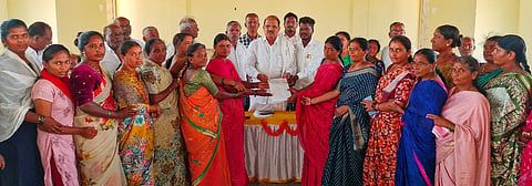 ಕೆ.ಆರ್.ನಗರ ತಾಲೂಕಿನ ದೊಡ್ಡಕೊಪ್ಪಲಿನಲ್ಲಿರುವ ಗಳಿಗೆಕೆರೆ ಪ್ರಾಥಮಿಕ ಕೃಷಿ ಪತ್ತಿನ ಸಹಕಾರ ಸಂಘದ ಆಡಳಿತ ಕಚೇರಿಯಲ್ಲಿ ಆಯೋಜಿಸಿದ್ದ ಕಾರ್ಯಕ್ರಮದಲ್ಲಿ  ಸ್ವಸಹಾಯ ಸಂಘಗಳಿಗೆ ಎಂಸಿಡಿಸಿಸಿ ಬ್ಯಾಂಕ್ ಅಧ್ಯಕ್ಷ ದೊಡ್ಡಸ್ವಾಮೇಗೌಡ ಸಾಲದ ಚೆಕ್ ವಿತರಿಸಿದರು. ಕುಮಾರ್, ಎಂ.ಎಸ್.ಮಹದೇವ್, ರಾಮಕೃಷ್ಣೇಗೌಡ, ಮಧುಕಿರಣ್, ರಾಜೇಗೌಡ, ರೇವಣ್ಣ, ರಾಜೇಶ್ವರಿ, ವೇದಾವತಿ ಇತರರು ಇದ್ದರು.