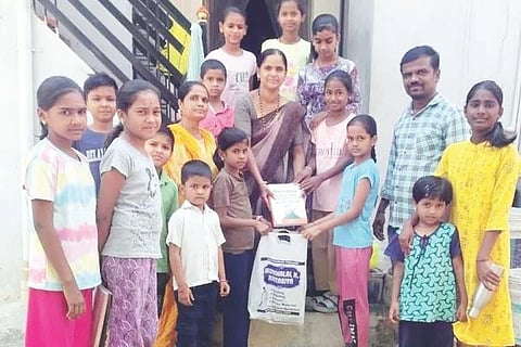 ಕುಷ್ಟಗಿ ತಾಲೂಕಿನ ದೋಟಿಹಾಳ್ ಗ್ರಾಮದಲ್ಲಿ ಪುಸ್ತಕ ಜೋಳಿಗೆ ಕಾರ್ಯಕ್ರಮ ನಡೆಯಿತು.  ಗ್ರಂಥಾಲಯ ಮೇಲ್ವಿಚಾರಕ ಶ್ರೀಕಾಂತ ಕಿರಗಿ, ಕಲಿಕಾ ಟ್ರಸ್ಟ್‌ನ ಪ್ರೇರಕಿ ಶ್ರೀದೇವಿ ರಾಯಚೂರು ಇತರರಿದ್ದರು.