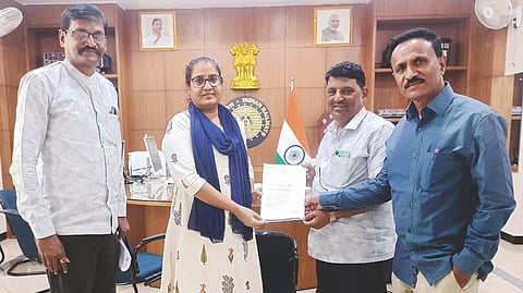 ಕುಷ್ಟಗಿ ರೈಲು ನಿಲ್ದಾಣಕ್ಕೆ ಅಗತ್ಯ ಸೌಕರ್ಯ ಕಲ್ಪಿಸುವಂತೆ ಒತ್ತಾಯಿಸಿ ರೈಲ್ವೆ ಹೋರಾಟ ಸಮಿತಿ ಪದಾಧಿಕಾರಿಗಳು ಹುಬ್ಬಳ್ಳಿ ವಿಭಾಗೀಯ ವ್ಯವಸ್ಥಾಪಕಿ ಭೇಲಾ ಮೀನಾಗೆ ಮನವಿ ಸಲ್ಲಿಸಿದರು. ಸಮಿತಿ ಪ್ರಧಾನ ಕಾರ್ಯದರ್ಶಿ ವೀರೇಶ್ ಬಂಗಾರಶೆಟ್ಟರ್, ಪದಾಧಿಕಾರಿಗಳಾದ ಮಂಜುನಾಥ, ಶ್ರೀಧರ್ ಘೋರ್ಪಡೆ, ಬಸವರಾಜ್ ಸಾಲಿಮಠ ಇತರರಿದ್ದರು.