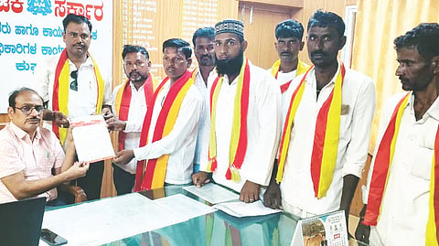 ಕುಷ್ಟಗಿಯಲ್ಲಿ ಕರವೇ ಗ್ರಾಮ ಘಟಕದ ಪದಾಧಿಕಾರಿಗಳು ತಹಸೀಲ್ದಾರ್ ಅಶೋಕ್ ಶಿಗ್ಗಾವಿಗೆ ಮನವಿ ಸಲ್ಲಿಸಿದರು. ಕರವೇ ತಾಲೂಕು ಘಟಕದ ಅಧ್ಯಕ್ಷ ಪ್ರಕಾಶ ಮನ್ನೇರಾಳ್, ಗೌರವಾಧ್ಯಕ್ಷ ಮರಿಯಪ್ಪ, ಉಪಾಧ್ಯಕ್ಷ ಬಾಲಪ್ಪ ಭೋವಿ, ಗ್ರಾಮ ಘಟಕ ಅಧ್ಯಕ್ಷ ಯಮನೂರಸಾಬ್ ಇತರರಿದ್ದರು.