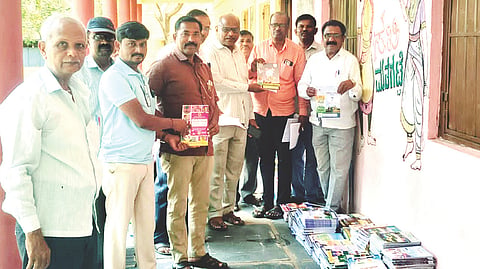 ಕುಷ್ಟಗಿಯ ಬಿಇಒ ಕಚೇರಿ ಹತ್ತಿರದ ಶಾಲೆಯಲ್ಲಿ ಜುಮಲಾಪೂರ ಕ್ಲಸ್ಟರ್ ಮಟ್ಟದ ಶಾಲೆಗಳಿಗೆ ಪುಸ್ತಕ ನೋಡಲ್ ಅಧಿಕಾರಿ ಶಿವಾನಂದ ಪಂಪಣ್ಣನವರ್ ಪುಸ್ತಕ ವಿತರಿಸಿದರು. ಮುಖ್ಯಶಿಕ್ಷಕ ಸೋಮನಗೌಡ ಪಾಟೀಲ್, ಜುಮಲಾಪೂರು ಸಿಆರ್‌ಪಿ ಸೋಮಲಿಂಗಪ್ಪ, ಶಿಕ್ಷಕ ಜುಮಲಾಪುರ ನಾಗಪ್ಪ ಇದ್ದರು.
