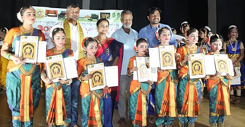 ಕೈಲಾಂಚ ಹೋಬಳಿ  ಮುದ್ದುಶ್ರೀ ದಿಬ್ಬದಲ್ಲಿ ಹಮ್ಮಿಕೊಂಡಿದ್ದextracurricular activities. ಕಾರ್ಯಕ್ರಮದಲ್ಲಿ ನೃತ್ಯ ವೈಭವ ನಡೆಸಿಕೊಟ್ಟ ತಂಡಕ್ಕೆ ಪ್ರಶಸ್ತಿ ಪತ್ರ ನೀಡಿ ಗೌರವಿಸಲಾಯಿತು.  ಜಾನಪದ ವಿದ್ವಾಂಸ ಡಾ. ಎಂ. ಬೈರೇಗೌಡ ನೃತ್ಯಗುರು ಮಂಜುಳಾ ರವಿಕುಮಾರ್. ಕೆ. ಜೀವನ್, ಸಂಗೀತ ಶಿಕ್ಷಕಿ ಝಾನ್ಸಿರಾಣಿ ಮುಂತಾದವರಿದ್ದರು. 
