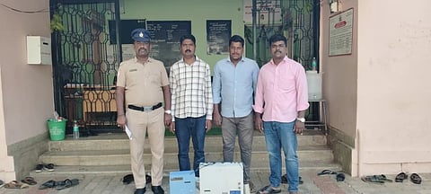 ಕಳ್ಳತನವಾಗಿದ್ದ ವಸ್ತುಗಳೊಂದಿಗೆ ಕುದೂರು ಪೊಲೀಸರು.