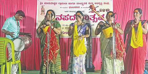  ಲೋಕಾಪುರ ಸಮೀಪ ಭಂಟನೂರ ಗ್ರಾಮದಲ್ಲಿ ಹಮ್ಮಿಕೊಂಡಿದ್ದ ಜಾನಪದ ಉತ್ಸವ ಕಾರ್ಯಕ್ರಮದಲ್ಲಿ  ಕಲಾವಿದರು ಚೌಡಕಿ ಪದ ಪ್ರದರ್ಶನ ಮಾಡಿದರು.
