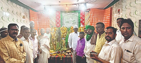  ಲೋಕಾಪುರ ಪಟ್ಟಣದಲ್ಲಿ ಅಲಾಯಿ ದೇವರಿಗೆ ಜ್ಞಾನೇಶ್ವರ ಮಠದ ಬ್ರಹ್ಮಾನಂದ ಶ್ರೀಗಳು ವಿಶೇಷ ಪೂಜೆ ನೆರವೇರಿಸಿದರು.