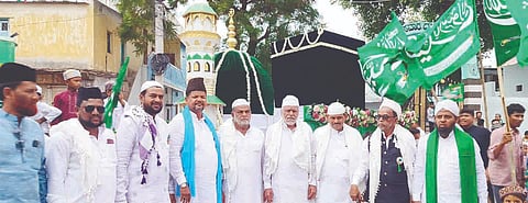ಲಿಂಗಸುಗೂರಿನಲ್ಲಿ ಮೆಕ್ಕಾ, ಮದೀನಾ ಸ್ತಬ್ಧಚಿತ್ರಗಳ ಮೆರವಣಿಗೆ ನಡೆಯಿತು.
