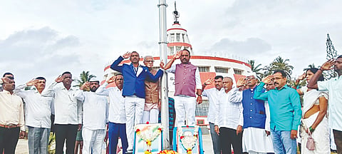 ಮದ್ದೂರು ನಗರದ ಶಿವಪುರ ಧ್ವಜ ಸತ್ಯಾಗ್ರಹ ಸೌಧದಲ್ಲಿ ಎಂ.ಎಚ್. ಚನ್ನೇಗೌಡ ವಿದ್ಯಾನಿಲಯದ ರಾಷ್ಟ್ರೀಯ ಸೇವಾ ಯೋಜನೆ ಘಟಕಗಳು ಹಾಗೂ ವಿವಿಧ ಸಂಘ-ಸಂಸ್ಥೆಗಳ ವತಿಯಿಂದ ಆಯೋಜಿಸಿದ್ದ 77ನೇ ಗಣರಾಜ್ಯೋತ್ಸವ ದಿನಾಚರಣೆಯಲ್ಲಿ ಶಾಸಕ ಕೆ.ಎಂ.ಉದಯ್ ಧ್ವಜಾರೋಹಣ ನೆರವೇರಿಸಿದರು. ಕೆ.ಟಿ.ಚಂದು, ಸ್ವರೂಪ್‌ಚಂದ್, ಸಿ.ಅಪೂರ್ವಚಂದ್ರ, ಮಲ್ಲಿಕಾರ್ಜುನ, ಶ್ವೇತಾ, ವಿ.ಸಿ.ಉಮಾಶಂಕರ್ ಇತರರು ಇದ್ದರು. 