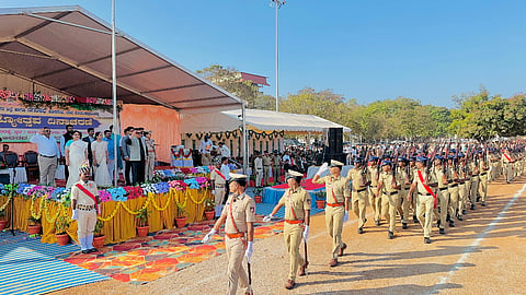 ಹೊಸಪೇಟೆ ಜಿಲ್ಲಾಡಳಿತದಿಂದ ಜಿಲ್ಲಾ ಕ್ರೀಡಾಂಗಣದಲ್ಲಿ ಸೋಮವಾರ ಗಣರಾಜ್ಯೋತ್ಸವ ದಿನಾಚರಣೆ ನಿಮಿತ್ತ ನಡೆದ ರಾಷ್ಟ್ರ ಧ್ವಜಾರೋಹಣ ವೇಳೆ ನಡೆದ ಪಂಥ ಸಂಚಲನದಲ್ಲಿ ಜಿಲ್ಲಾ ಉಸ್ತುವಾರಿ ಸಚಿವ ಬಿ.ಜೆಡ್.ಜಮೀರ್ ಅಹ್ಮದ್ ಖಾನ್ ಗೌರವ ವಂದನೆ ಸ್ವೀಕರಿಸಿದರು. ಜಿಲ್ಲಾಧಿಕಾರಿ ಕವಿತಾ ಎಸ್.ಮನ್ನಿಕೇರಿ, ಜಿಪಂ ಸಿಇಒ ನೋಂಗ್ಜಾಯ್ ಮಹಮ್ಮದ್ ಅಲಿ ಅಕ್ರಂ ಶಾ, ಎಸ್ಪಿ ಎಸ್.ಜಾಹ್ನವಿ, ಉಪ ಅರಣ್ಯ ಸಂರಕ್ಷಣಾಧಿಕಾರಿ ಅನುಪಮ ಇತರರಿದ್ದರು.