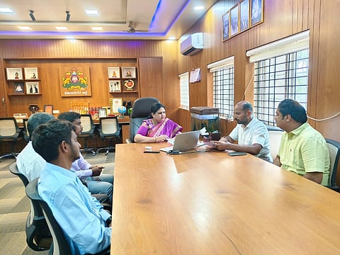 ಹೊಸಪೇಟೆಯಲ್ಲಿ ಬುಧವಾರ ಜಿಲ್ಲಾಧಿಕಾರಿ ಕವಿತಾ ಎಸ್.ಮನ್ನಿಕೇರಿ ಇಂದು ಇಂಧನ ಪೂರೈಕೆ ಕಂಪನಿಗಳ ಮಾಲೀಕರು ಹಾಗೂ ವಿತರಕರ ತುರ್ತು ಸಭೆಯ ನಡೆಸಿದರು. ಆಹಾರ ಮತ್ತು ನಾಗರಿಕ ಸರಬರಾಜು ಇಲಾಖೆ ಉಪನಿರ್ದೇಶಕ ರಿಯಾಜ್ ಇತರರಿದ್ದರು.