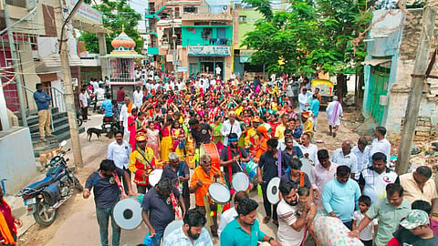 ಹೊಸಪೇಟೆಯಲ್ಲಿ ಇತ್ತೀಚೆಗೆ ಗಂಗಾ ಪರಮೇಶ್ವರಿ ದೇವಿಯ ಜಯಂತಿ ನಿಮಿತ್ತ ಮೆರವಣಿಗೆ ನಡೆಯಿತು.