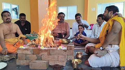 ಕಮಲಾಪುರದ ಅಯ್ಯಪ್ಪಸ್ವಾಮಿ ದೇಗುಲದಲ್ಲಿ ನಡೆದ ಧಾರ್ಮಿಕ ಕಾರ್ಯಕ್ರಮದಲ್ಲಿ ಗುರುಸ್ವಾಮಿ ಶ್ರೀನಿವಾಸ್, ಪ್ರಮುಖರಾದ ಭದ್ರಾಸ್ವಾಮಿ, ಬಳೆಗಾರ ಪಂಪಯ್ಯ, ಬಳೆಗಾರ ಶ್ರೀನಿವಾಸ್ ಇತರರಿದ್ದರು.