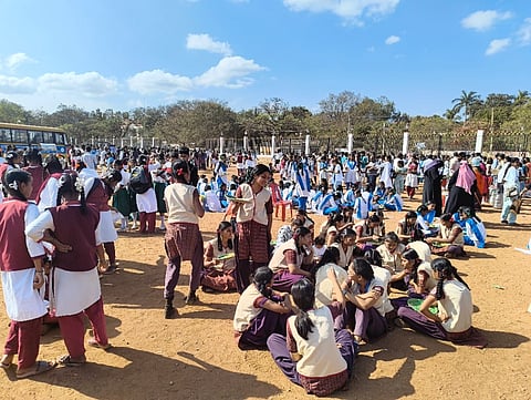 ಹೊಸಪೇಟೆ ಜಿಲ್ಲಾ ಕ್ರೀಡಾಂಗಣದಲ್ಲಿ ಶಿಕ್ಷಣ ಇಲಾಖೆಯಿಂದ ಆಯೋಜಿಸಲಾದ ಊಟವನ್ನು ಕಾಲ್ದುಳಿನಲ್ಲಿ ಊಟ ಮಾಡಿದರು.