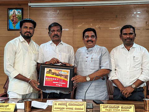 ಹೊಸಪೇಟೆ ನಗರಸಭೆಯಲ್ಲಿ ಅಧ್ಯಕ್ಷ ರೂಪೇಶ್ ಕುಮಾರ್ 2026-27 ನೇ ಸಾಲಿನ ಬಜೆಟ್ ಮಂಡನೆ ಮಾಡಿದರು. ಉಪಾಧ್ಯಕ್ಷ ಜೀವ ರತ್ನಂ, ಸ್ಥಾಯಿ ಸಮಿತಿ ಅಧ್ಯಕ್ಷ ಶರವಣ್, ಪೌರಾಯುಕ್ತ ಶಿವಕುಮಾರ್ ಎರಗುಡಿ ಇದ್ದರು.