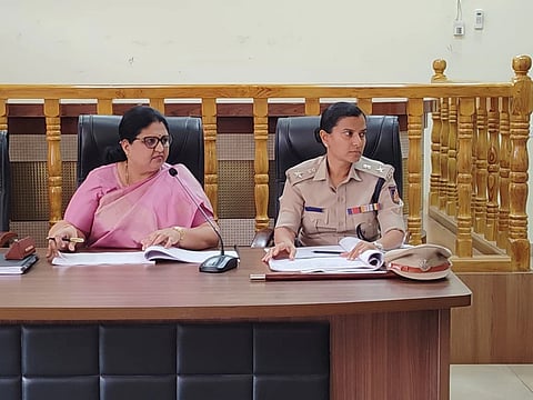 ಹೊಸಪೇಟೆ ಜಿಲ್ಲಾಧಿಕಾರಿಗಳ ಕಚೇರಿ ಸಭಾಂಗಣದಲ್ಲಿ ಜಿಲ್ಲಾಧಿಕಾರಿ ಕವಿತಾ ಎಸ್.ಮನ್ನಿಕೇರಿ ಮ್ಯಾನ್ಯುಯಲ್ ಸ್ಕಾö್ಯವೆಂಜರ್ ಅನುಷ್ಠಾನ ಸಮಿತಿ ಸಭೆ ನಡೆಸಿದರು. ಎಸ್ಪಿ ಎಸ್.ಜಾಹ್ನವಿ ಇದ್ದರು.