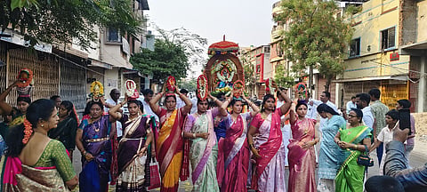 ಹೊಸಪೇಟೆಯಲ್ಲಿ ಃಂಟಿuvAಡಿ ವಾಸವಿ ದೇವಿಯ ವಿಗ್ರಹದೊಂದಿಗೆ ಪೂರ್ಣಕುಂಬ ಕಳಸ ಸಂಕೀರ್ತನ ಯಾತ್ರೆ ನಡೆಯಿತು.