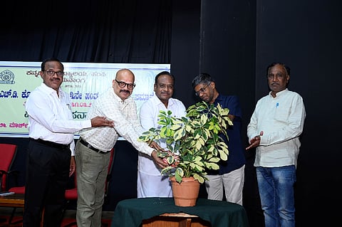 ಕನ್ನಡ ವಿವಿಯ ಭುವನ ವಿಜಯ ಸಭಾಂಗಣದಲ್ಲಿ ಬುಧವಾರ ಯುಜಿಸಿ ಪಿಎಚ್.ಡಿ. ಕೋರ್ಸ್ವರ್ಕ್ ಮೂರನೇ ಹಂತದ ಕಾರ್ಯಕ್ರಮ ಕುಲಪತಿ ಡಾ.ಡಿ.ವಿ.ಪರಮಶಿವಮೂರ್ತಿ ಉದ್ಘಾಟಿಸಿದರು. ಬೆಂಗಳೂರಿನ ಪ್ರಾಧ್ಯಾಪಕ ಡಾ.ಎ.ನಾರಾಯಣ, ತುಮಕೂರು ಪ್ರಾದ್ಯಾಪಕ ಡಾ.ಡಿ.ವಿ.ಗುಂಡಪ್ಪ, ಕನ್ನಡ ವಿವಿಯ ಪ್ರಾಧ್ಯಾಪಕ ಡಾ.ಅಮರೇಶ ಯತಗಲ್ ಇದ್ದರು.