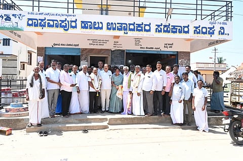 ಗುಂಡ್ಲುಪೇಟೆ  ತಾಲೂಕಿನ ರಾಘವಾಪುರ ಗ್ರಾಮದ ಹಾಲು ಉತ್ಪಾದಕರ ಸಹಕಾರ ಸಂಘಕ್ಕೆ ಅವಿರೋಧವಾಗಿ ಆಯ್ಕೆಯಾದ ನೂತನ ಪದಾಧಿಕಾರಿಗಳನ್ನು ನಂಜುಂಡ ಪ್ರಸಾದ್ ಅಭಿನಂದಿಸಿದರು.