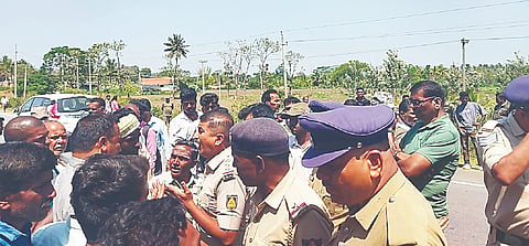 ಗುಂಡ್ಲುಪೇಟೆ ತಾಲೂಕಿನ ಚನ್ನಮಲ್ಲೀಪುರ ಸಮೀಪ ಹುಲಿ ಸೆರೆಗೆ ಒತ್ತಾಯಿಸಿ ಪ್ರತಿಭಟನೆ ನಡೆಸಿದ ಸಾರ್ವಜನಿಕರು ಪೊಲೀಸರೊಂದಿಗೆ ವಾಗ್ವಾದ ನಡೆಸಿದರು.  