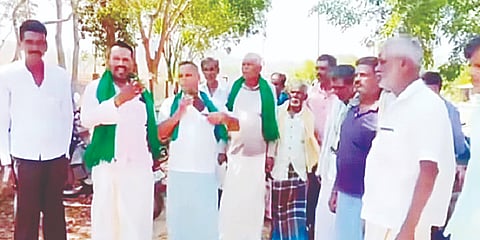 ಗುಂಡ್ಲುಪೇಟೆ ತಾಲೂಕಿನ ಮೇಲುಕಾಮನಹಳ್ಳಿಯಲ್ಲಿರುವ ನಮ್ಮ ಸಂಘ ಕಚೇರಿ ಎದುರು ಸಮರ್ಪಕ ಅನಿಲ ಸರಬರಾಜಿಗೆ ಒತ್ತಾಯಿಸಿ ರೈತ ಸಂಘದ ಕಾರ್ಯಾಕರ್ತರು ಪ್ರತಿಭಟನೆ ನಡೆಸಿದರು.