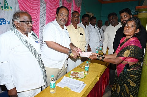   ಗುಂಡ್ಲುಪೇಟೆ ತಾಲೂಕಿನ ಬರಗಿ ಗ್ರಾಮದ ಕೃಷಿ ಪತ್ತಿನ ಸಹಕಾರ ಸಂಘದ ಸದಸ್ಯರಿಗೆ ಗಣೇಶ್ ಪ್ರಸಾದ್ ಸಾಲದ ಚೆಕ್ ವಿತರಣೆ ಮಾಡಿದರು. ಸಂಘದ ಅಧ್ಯಕ್ಷ ಬಸವರಾಜು, ಉಪಾಧ್ಯಕ್ಷ ಮಹದೇವಪ್ಪ, ನಿರ್ದೇಶಕ ಶಿವಪ್ಪ, ಮುಖ್ಯಕಾರ್ಯನಿರ್ವಾಹಕ ಮಂಜುನಾಥ ಇತರರು ಇದ್ದರು. 