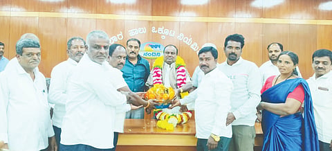 ಕೋಮುಲ್​ ಶಿಬಿರ ಕಚೇರಿಯಲ್ಲಿ Dairy ಅಭಿನಂದನಾ ಕಾರ್ಯಕ್ರಮ