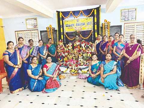 Special worship in the presence of devotees